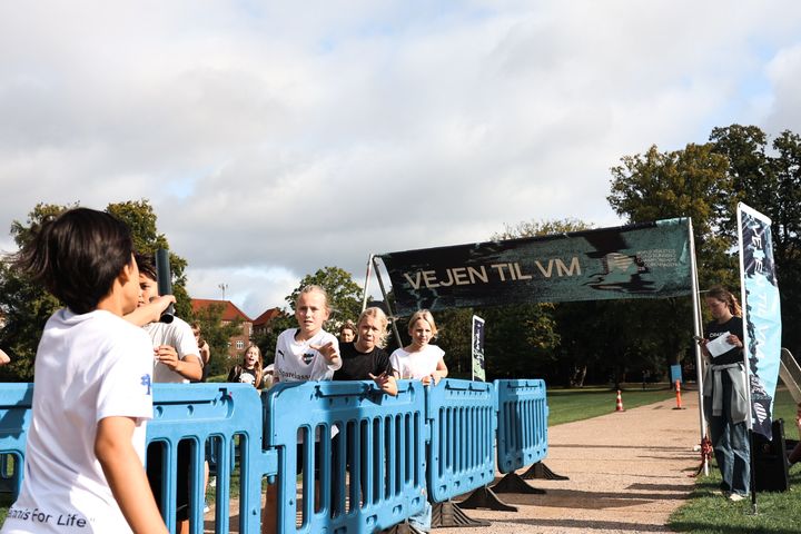 Energy was high in Fælledparken as 188 pupils from Institut Sankt Joseph, Strandvejskolen, and Guldberg Skole took part in the “One Year to Go” relay on Friday morning.