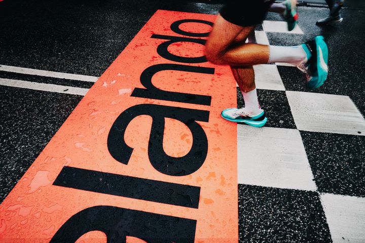 Zalando vil være stærkt fysisk til stede for at bidrage aktivt til den folkefest, som Københavns største løbe er anerkendt for. Det gælder for ikoniske events som Copenhagen Marathon i maj, men også når København i september 2026 er vært for verdensmesterskaberne på distancerne One Mile, 5km og halvmaraton (WRRC Copenhagen 26).