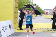 Valdemar Meiling fra Sparta oversprintede sin klubkammerat Jacob Dahl til sidst og vandt et overraskende dansk mesterskab for herrer