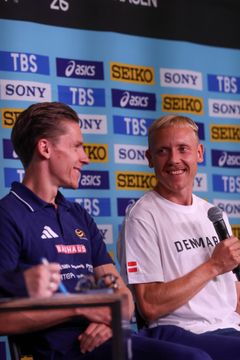 Simonsen og Almgren til pressemødet.