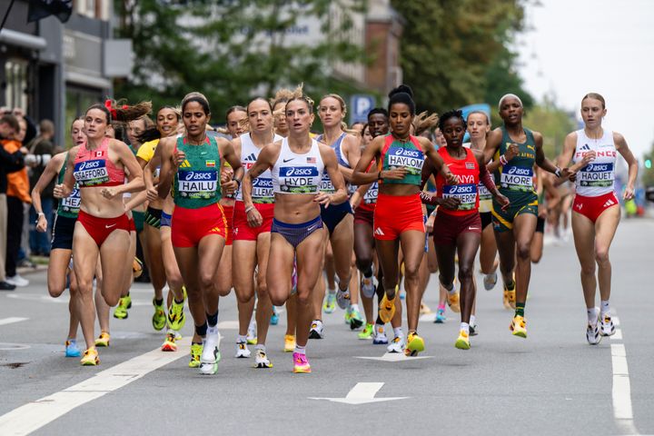 Efter stærke afslutninger kunne Agathe Guillemot fra Frankrig og tyske Robert Farken begge løbe sig til guld på VM one mile, mens Annemarie Nissen løb sig til en imponerende fjerdeplads hos kvinderne.