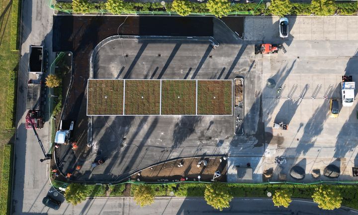 Den nye ladepark ved Næstved Storcenter er nu åben og tilbyder opladning til hele 28 elbiler.