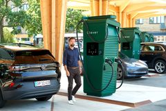 Sammen med Andel investerer Clever i 2025 næsten 900 mio. kr. i dansk ladeinfrastruktur