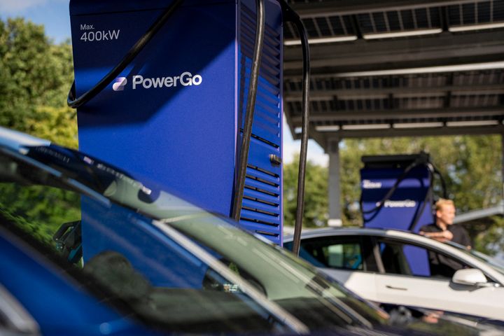 Clever One-kunder kan nu lade elbilen på PowerGos danske ladenetværk – uden ekstra omkostninger.