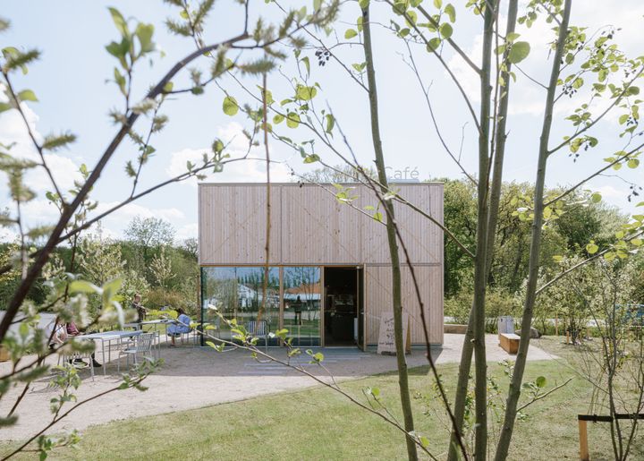 Clevers Caféer er et nyt bud på, hvordan mad, arkitektur og opladning kan smelte sammen i én meningsfuld oplevelse. Du kan opleve dem ved Clevers lynladestationer i Aabenraa, Odense og Kolding. Og flere er på vej.