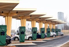 Årets juletrafik nærmer sig, og rekordmange elbiler vil præge både vejene og landets ladelokationer.