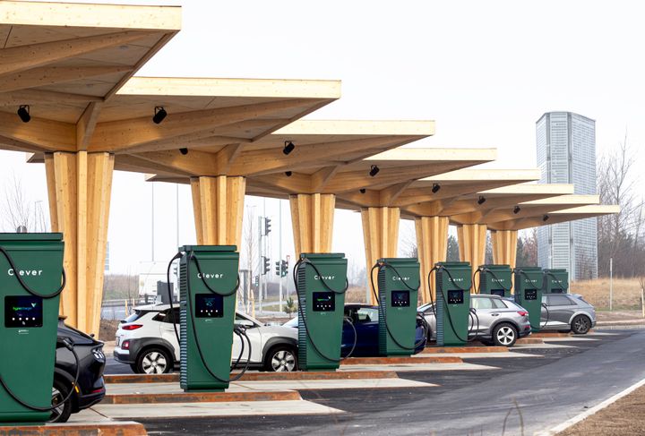 Årets juletrafik nærmer sig, og rekordmange elbiler vil præge både vejene og landets ladelokationer.