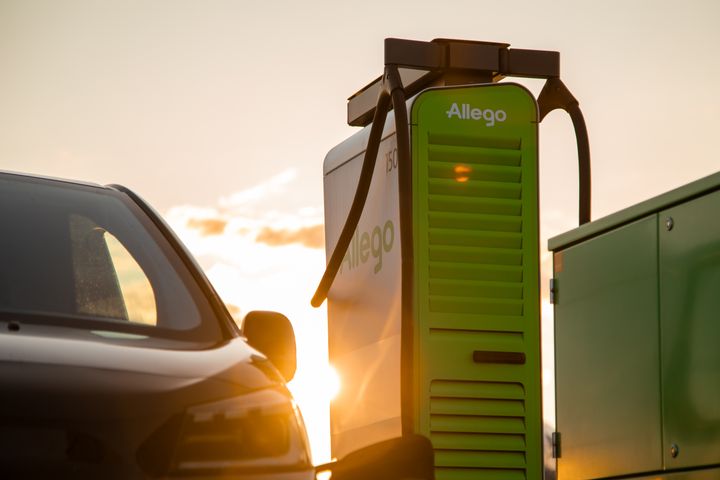 Clever One-kunder kan nu lade elbilen på Allegos danske ladenetværk - uden ekstra omkostninger.