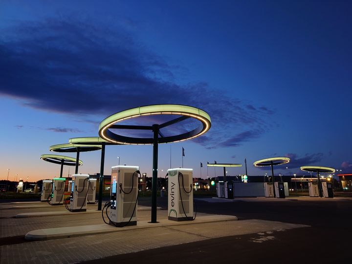 Clever One-kunder får nu adgang til Evinys danske ladenetværk uden ekstra omkostninger, herunder 28 lynladepunkter ved Drejebænken i Odense.