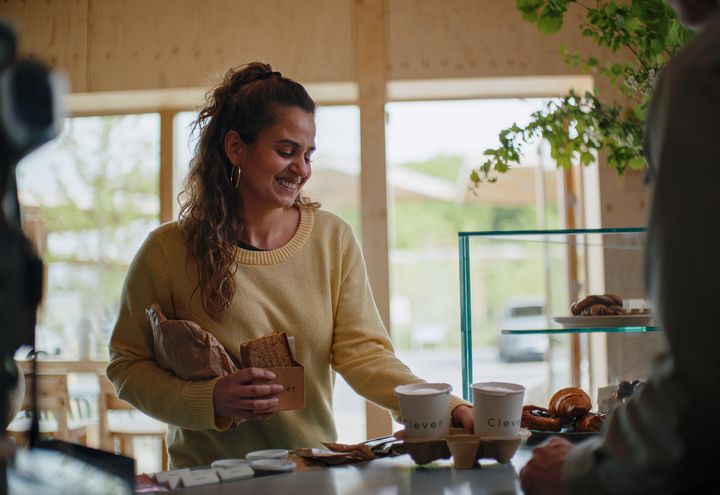 Clever udfordrer middelmådig kaffe på farten med et nyt kaffeløfte i sine caféer