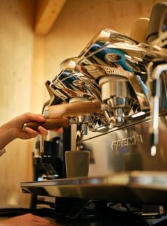 Kaffen brygges frisk på stedet, hvor fokus er på smag, kvalitet og en oplevelse, der matcher ens yndlingscafé