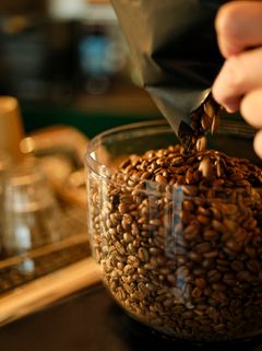 Udvalgte bønner er fundamentet for Clevers kaffe, hvor kvaliteten starter i råvaren og ender i koppen