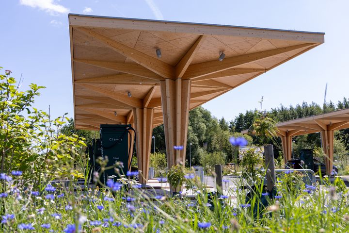 Clever og Andel investerer 1 mia. kr. i 2026 i at udbygge det danske ladenetværk. Investeringen skal blandt andet sikre 3.000 nye offentlige ladepunkter og flere lademuligheder i hele landet.