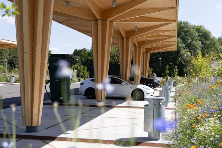 Clever øgede omsætningen med mere end 1 mia. kr. i 2025 og fortsætter investeringerne i dansk ladeinfrastruktur.