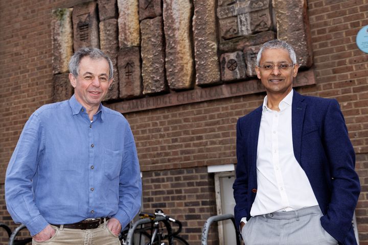 Modtagere af Novo Nordisk Prisen 2024: Sir David Klenerman and Sir Shankar Balasubramanian. Foto: Nathan Pitt, University of Cambridge.