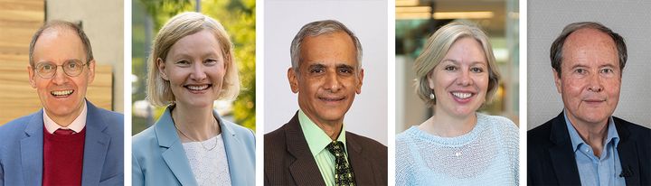 Aarhus Universitets fem æresdoktorer 2025. Fra venstre: Professor Jörg Rüpke (Arts), seniorrådgiver Annette Vissing-Jørgensen (BSS), professor Jacob George (Health), Forskningsgruppeleder Lori Passmore FRS (NAT) og International rådgiver for INRAE Jean-Francois Soussana (Tech).