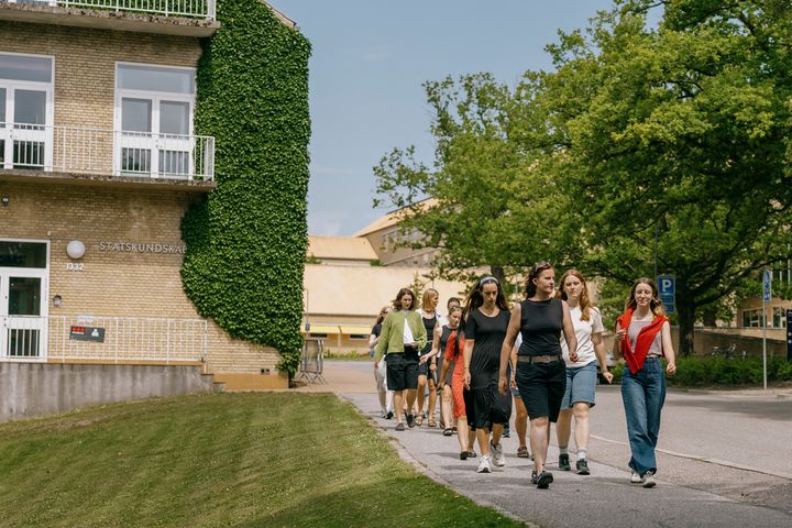 Studerende bevæger sig rundt på Aarhus Universitet