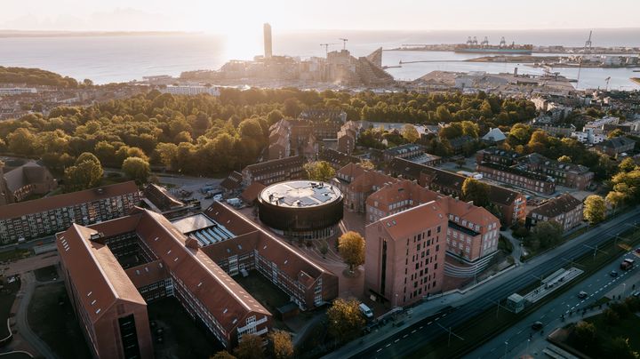 Byauditoriet udgør hjertet i Universitetsbyen. Det har plads til 800 siddende personer, men er født med fleksible vægge, så det kan omdannes til tre mindre rum på under 10 minutter.