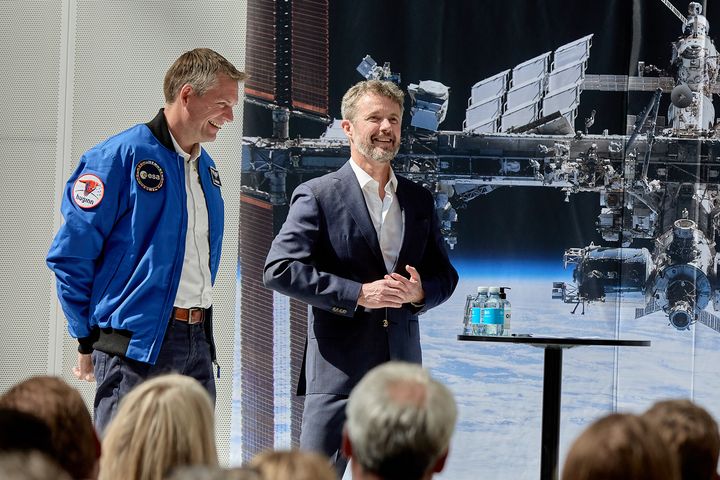 Kong Frederik og Andreas Mogensen er begge med til at åbne rumkonferencen "Space for Inspiration" i Bella Center den 1. september. Her ses de to i forbindelse med kickstarten af formidlingsprojektet Rumrejsen.