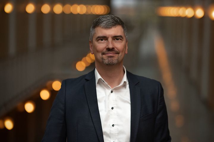 Sune Bové skifter pr. 15. oktober 2026 fra Aarhus Kommune til Aarhus Universitet. Strategisk kommunikation, rådgivning og ledelse er fortsat omdrejningspunkterne i hans professionelle virke.