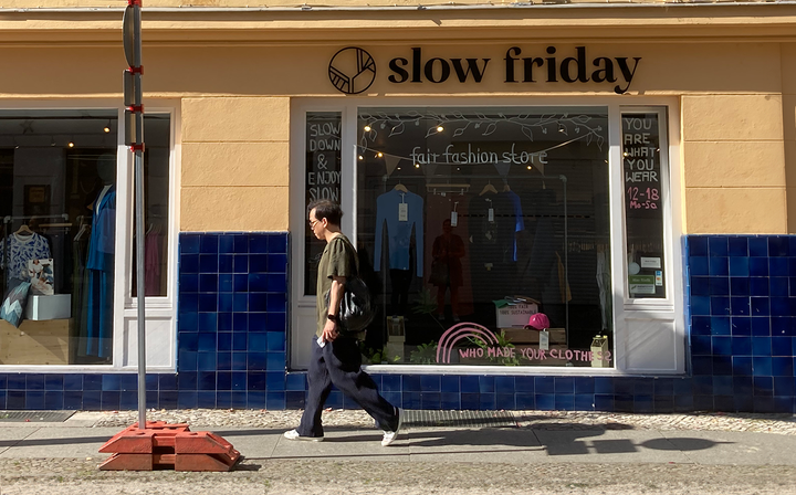 I bybilledet dukker der flere bæredygtige alternativer op til "Fast Fashion" som her i Berlin, hvor butikken proklamerer sig som "Fair Fashion". Som modsvar til Black Friday benævner de desuden butikken Slow friday. De alternative butikker er ofte udviklet af kreative kvindelige iværksættere.