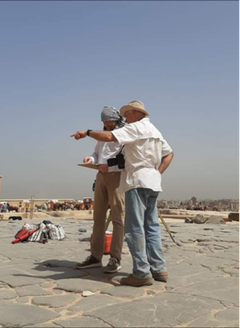 Søren Sindbæk og direktør i AERA, Mark Lehner, ved Giza i 2022. (Foto: Line Broen)