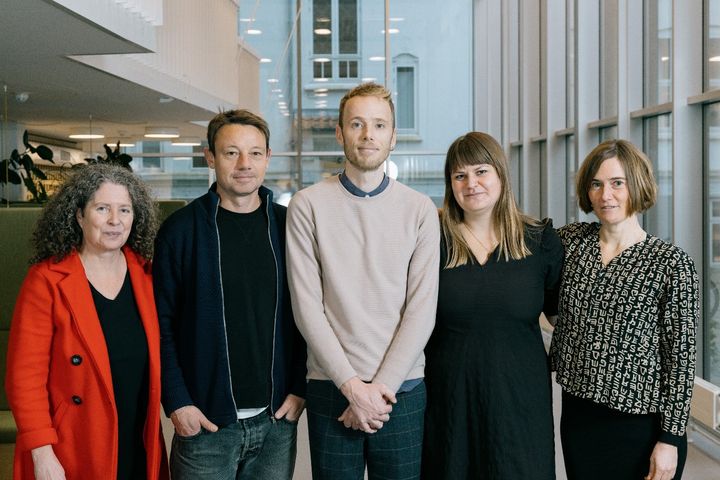 Kandidater fra Master i Konferencetolkning. Fra venstre: Birgitte Sande, Mads Frese, Jesper Stilling Pedersen, Christina Skjolding Hjelm, Katrine Grønbæk Foto: Jens Hartmann /AU Foto