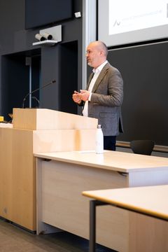Niels Mejlgaard, direktør i Danmarks Grundforskningsfond, ønskede holdet bag grundforskningscentret tillykke med åbningen. Foto: Jasper Benjamin Gren Riis-Hansen