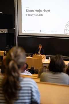 Jeg ser frem til at følge jeres forskning og jeres bidrag til at sikre, at generativ AI bliver en ressource til gavn for fremtidens tekstkultur, sagde dekan ved Faculty of Arts, Maja Horst. Foto: Jasper Benjamin Gren Riis-Hansen