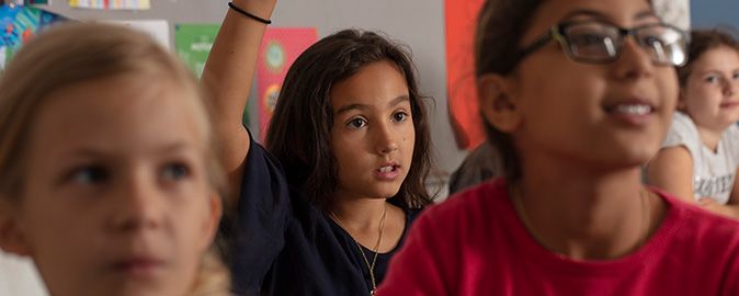 Skoleelever i gang med undervisningen