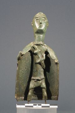 Serri 1: En bronzettI, der forestiller en anden type kriger, fundet i helligdommen Santa Vittoria di Serri i det centrale Sardinien. Denne krigertype vises kun med en dolk og bærer en lang, bred kappe. Hænderne på denne bronzettI er brækkede; men ud fra lignende bronzetti kan den have vist den åbne håndgestus.