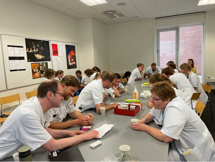 Læger på Afdeling for Blodsygdomme på Aarhus Universitetshospital i samtale om litteratur.