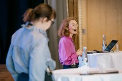 To forskere præsenterer resultater af forskningsprojekt ved afsluttende konference.