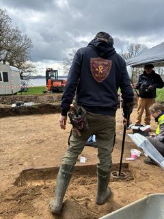 Martin Kjær søger med detektor i udgravningen