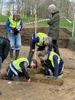 Arkæologerne fra Slesvig graver en profil for at undersøge jordlagene omkring fundet