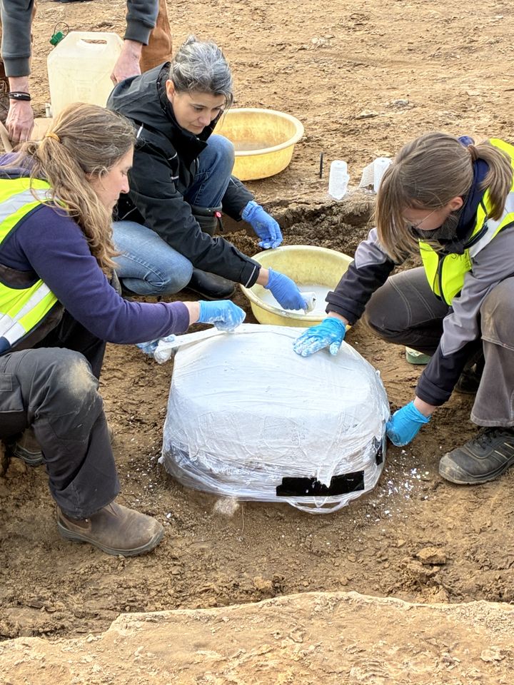 Her pakker arkæologerne fundet ind med gips, så det kan løftes op og blive sendt til scanning.