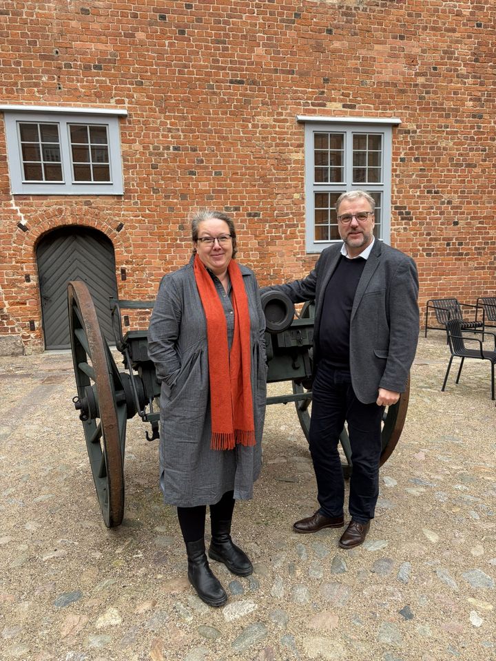 Axel Johnsen, direktør for Museum Sønderjylland og Marie Vejrup Nielsen, institutleder på Institut for Kultur og Samfund, indgår aftale om et tættere samarbejde. Her sammen i gården på Sønderborg Slot.