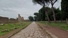 Via Appia syd for Rom er en af de ældre romerske veje og usædvanligt lige. Denne berømte vej har bidraget til den udbredte opfattelse af, at romerske veje typisk er lige. Vejen blev anlagt for over 2.000 år siden og bruges stadig som vej i dag.