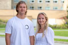 Videnskabelig assistent Kristoffer Torp Hansen og ph.d.-studerende Christina Bisgaard Jensen fra Institut for Folkesundhed på Aarhus Universitet har udgivet hvert sit studie om bivirkninger efter vaccination mod Covid19. Foto: Simon Byrial Fischel