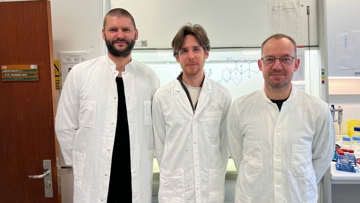 Fra højre, er det ph.d. og lektor, Christian Brix Folsted Andersen, ph.d.-studerende Mathias Flensted Poulsen og læge og postdoc Andreas Lodberg, der alle har været med til at finde den nye metode, der kan måle frit kortisol.