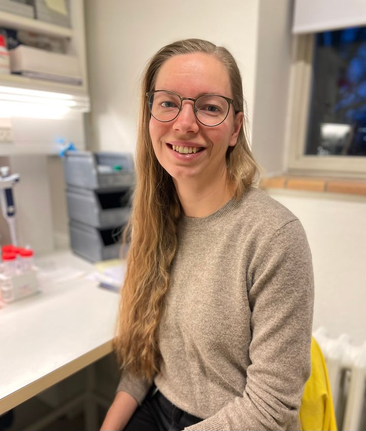 Nanna Møller Jensen er postdoc ved DANDRITE, Institut for Biomedicin på Aarhus Universitet, og forsker diagnostiske modeller i Parkinsons sygdom. Nanna modtog i 2024 Ung Forsker-prisen af Parkinsonsforeningen.