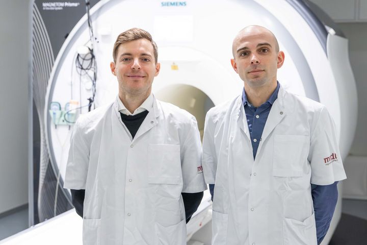Postdoc Mattia Rosso og lektor Leonardo Bonetti, fra Center for Music in the Brain på Aarhus Universitet, står bag ny forskning, som viser, at hjernen ikke blot registrerer lyd – den omorganiserer sig selv i realtid.