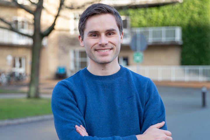 Forskere på Aarhus Universitet har identificeret en defekt i de mikroskopiske små exosomer, som både kommunikerer med og aktiverer celler i vores krop - og det kan måske være medvirkende til, hvorfor vi udvikler Alzherimers. Det fortæller adjunkt Kristian Juul-Madsen, som er en af forskerne bag det nye studie, som netop er udkommet i det videnskabelige tidsskrift Alzheimer’s & Dementia.