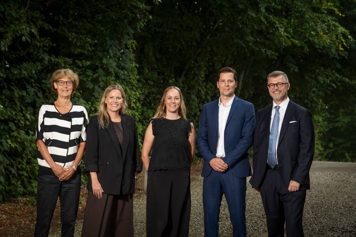 Forskerne fik overrakt Bagger-Sørensen Fondens Ung Forskerpris og de medfølgende 100.000 kr. ved en prisuddeling den 10. september 2025 på Hotel Munkebjerg i Vejle. Fra venstre: Ann Wenzel, Pernille Hjort Mose, Julie W. Dreier, Adam Hulman og formand for Fondens bestyrelse Claus Bagger-Sørensen.