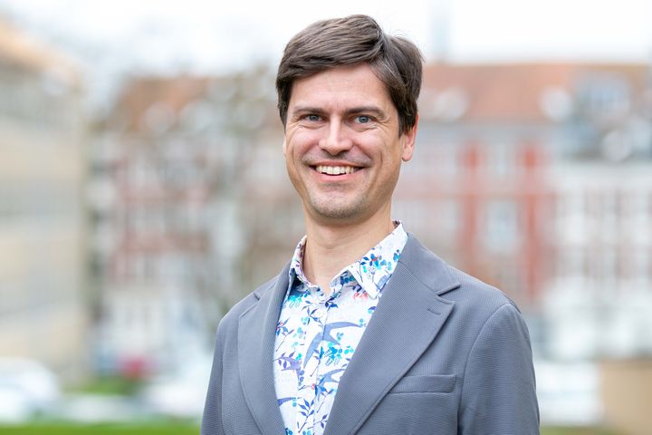 ”Muse-lemuren er ikke kun spændende i sig selv – den viser også, hvordan vi kan finde nye, bæredygtige måder at forske på,” siger lektor på Institut for Biomedicin Antoine de Morree. Foto: Simon Fischel/AU