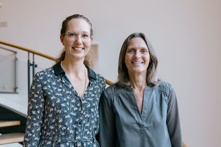 Klinisk lektor og speciallæge Lise M. Lindahl (tv.) modtog tirsdag officielt Jens Christian Skou-prisen 2025 for sin forskning i lymfekræft i huden. Her er hun flankeret af dekan for Health på Aarhus Universitet Anne-Mette Hvas.