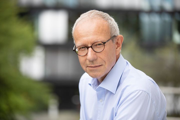 Professor Thomas Willnow fra Aarhus Universitet, står bag studiet som afdækker, hvorfor det såkaldte "alzheimer-gen" APOE4 giver en signifikant øget risiko for alzheimers. Det viser sig, at genet blokerer for at cellerne kan finde andre energikilder, når de ikke længere kan optage glukose. En viden, som kan bane vejen for helt nye behandlingsmuligheder i fremtiden.