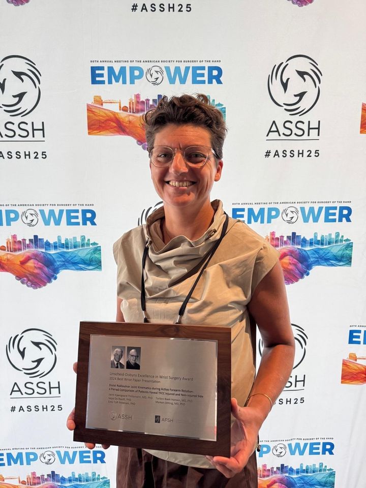 Janni Kjærgaard Thillemann fik overrakt prisen ved kongressen American Society for Surgery of the Hand (ASSH), der blev afholdt i Canada i oktober 2025.