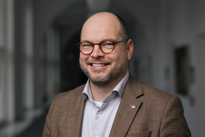 Jeppe Lange er ny klinisk professor i ortopædkirurgi på Institut for Klinisk Medicin og Afdeling for Ortopædkirurgi på Regionshospitalet Horsens og tiltræder stillingen den 1. februar 2026.