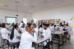 Studerende ved University of Global Health Equity mikroskoperer.